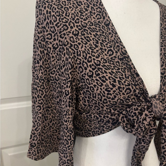 American Eagle cheetah print tie front cropped blouse size M - Picture 5 of 10